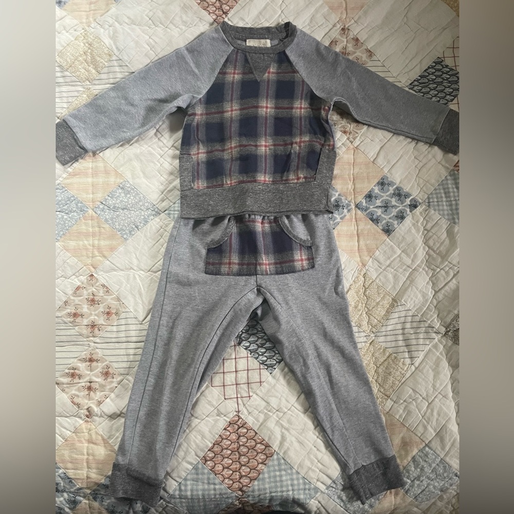 Toddler boy 2T set, good condition 80% cotton, 15% polyester, 5% spandex